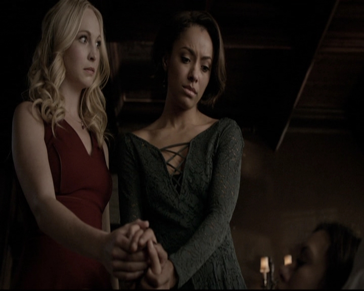 VampireDiariesWorld-dot-nl_6x22ImThinkingOfYouAllTheWhile1474.jpg