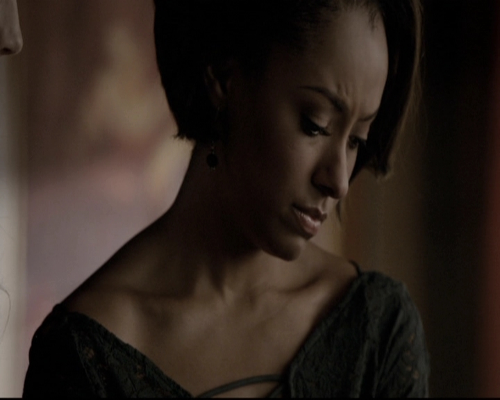 VampireDiariesWorld-dot-nl_6x22ImThinkingOfYouAllTheWhile1475.jpg