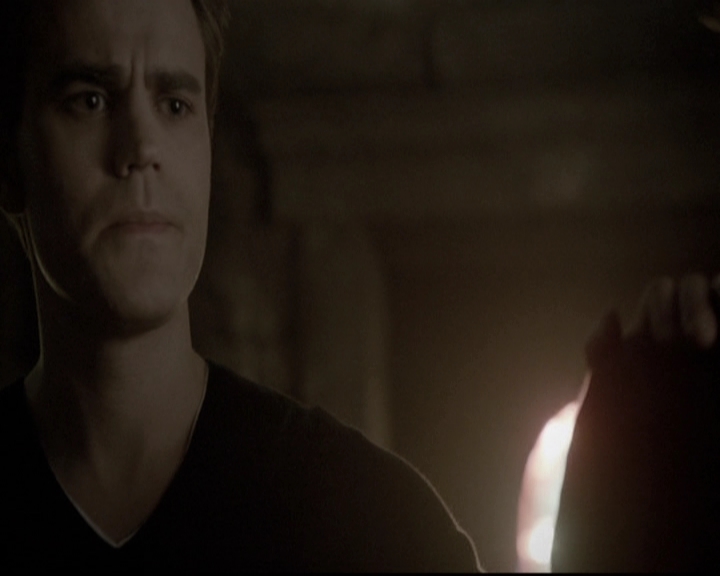 VampireDiariesWorld-dot-nl_6x22ImThinkingOfYouAllTheWhile1983.jpg