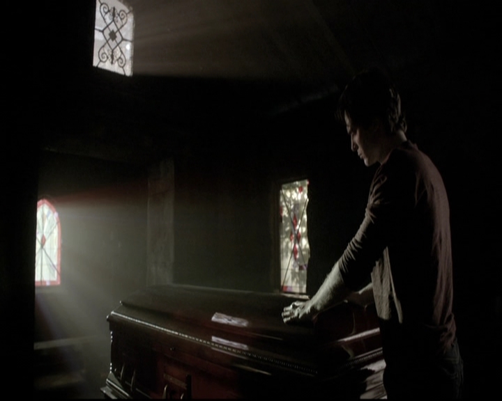 VampireDiariesWorld-dot-nl_6x22ImThinkingOfYouAllTheWhile1989.jpg