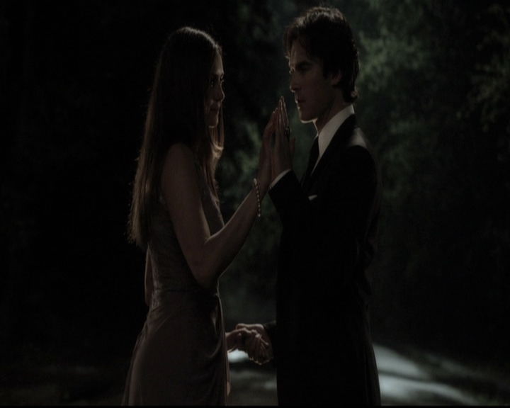 VampireDiariesWorld-dot-nl_6x22ImThinkingOfYouAllTheWhile2061.jpg