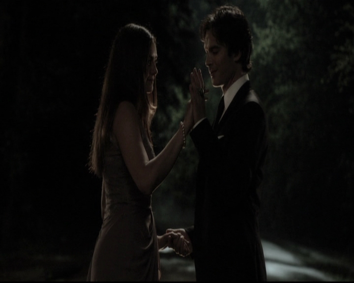 VampireDiariesWorld-dot-nl_6x22ImThinkingOfYouAllTheWhile2062.jpg