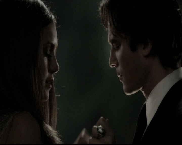 VampireDiariesWorld-dot-nl_6x22ImThinkingOfYouAllTheWhile2064.jpg