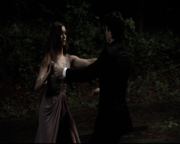 VampireDiariesWorld-dot-nl_6x22ImThinkingOfYouAllTheWhile2104.jpg