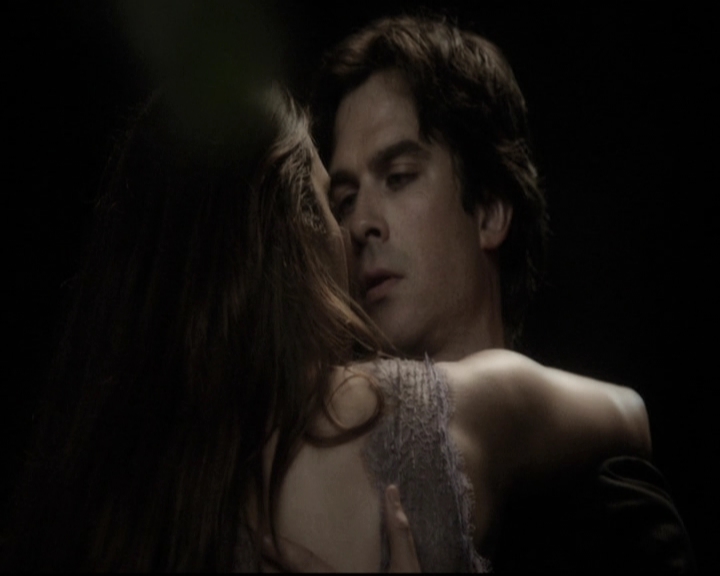 VampireDiariesWorld-dot-nl_6x22ImThinkingOfYouAllTheWhile2142.jpg