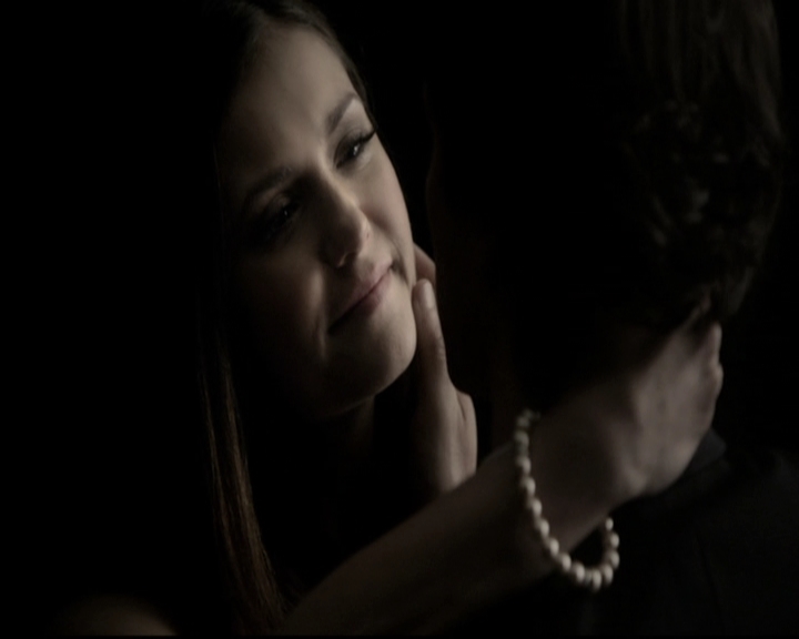 VampireDiariesWorld-dot-nl_6x22ImThinkingOfYouAllTheWhile2204.jpg