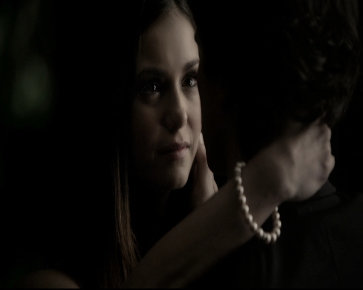 VampireDiariesWorld-dot-nl_6x22ImThinkingOfYouAllTheWhile2206.jpg