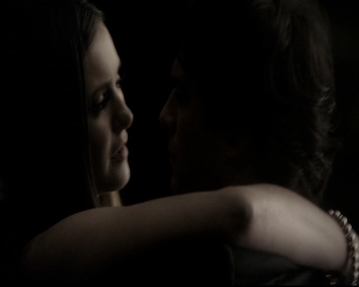 VampireDiariesWorld-dot-nl_6x22ImThinkingOfYouAllTheWhile2215.jpg