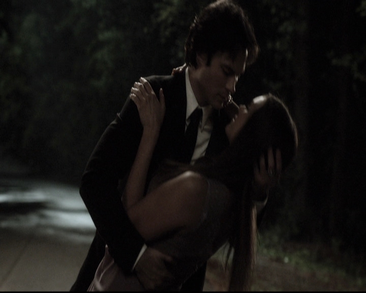 VampireDiariesWorld-dot-nl_6x22ImThinkingOfYouAllTheWhile2216.jpg