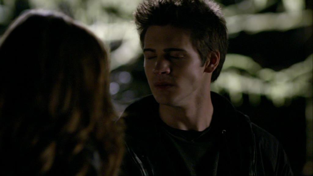 VampireDiariesWorld-dot-org_1x01Pilot_Captures01673.jpg