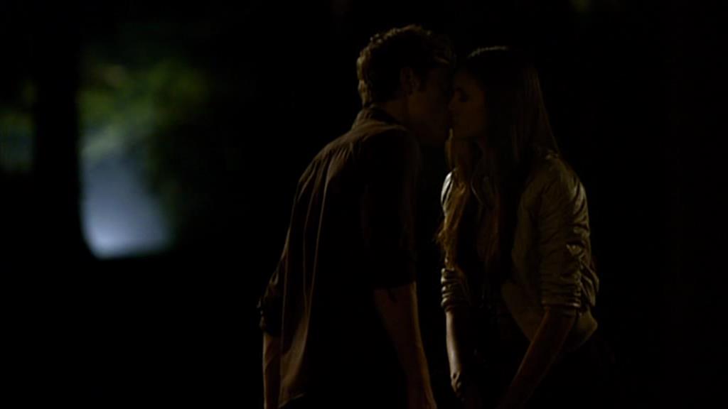 VampireDiariesWorld-dot-org_TVD-S1-SpecialFeatures_IntoMysticFalls_Captures00251.jpg