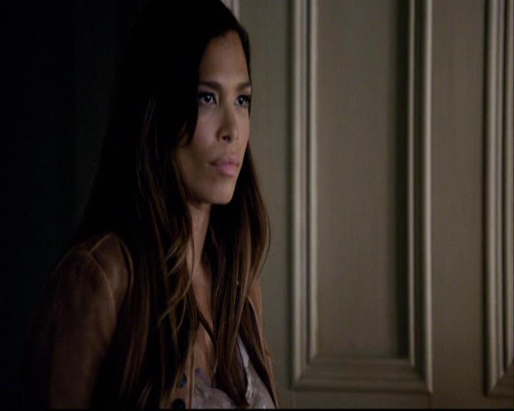 VampireDiariesWorld-dot-org_2x07Masquerade0200.jpg