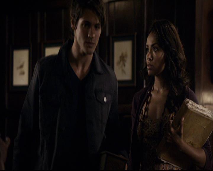 VampireDiariesWorld-dot-org_2x07Masquerade0246.jpg