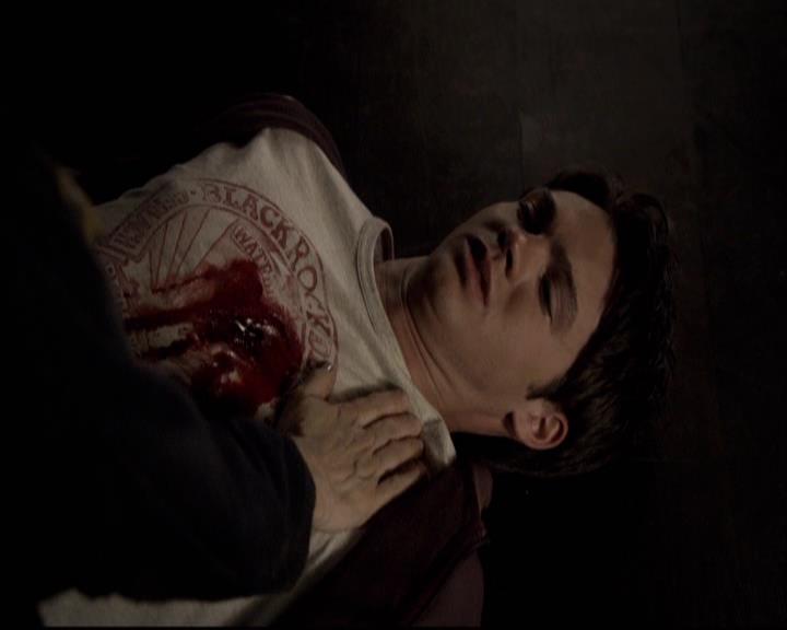 VampireDiariesWorld-dot-org_2x22AsILayDying1188.jpg