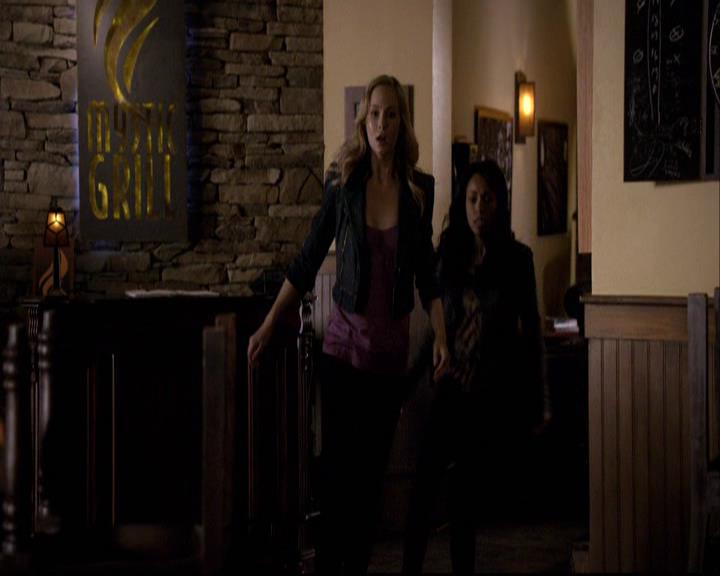 VampireDiariesWorld-dot-org_2x22AsILayDying1194.jpg