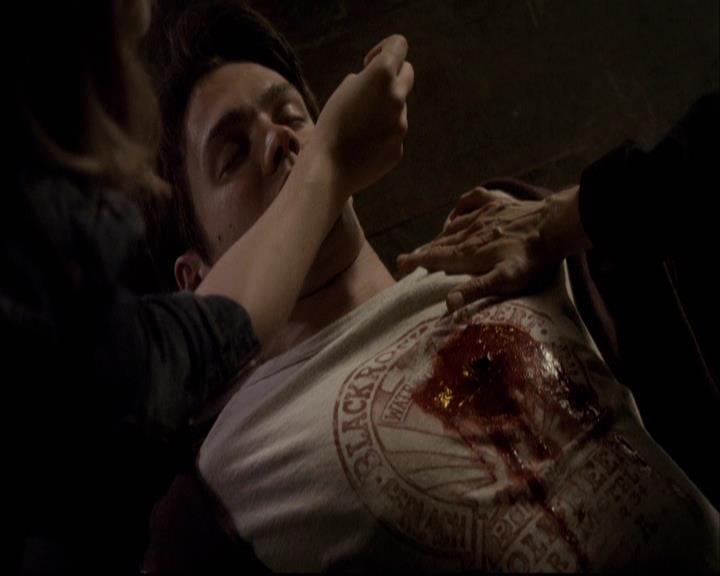 VampireDiariesWorld-dot-org_2x22AsILayDying1216.jpg