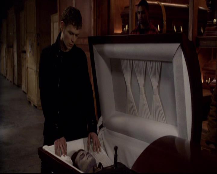 VampireDiariesWorld-dot-org_2x22AsILayDying2096.jpg