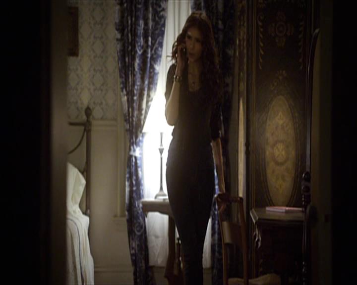 VampireDiariesWorld-dot-org_Seizoen2-DVDExtras-HerOwnWorstEnemy_ElenaKatherineandNina0008.jpg