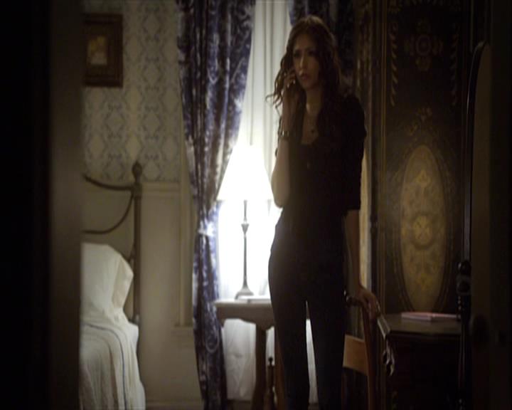 VampireDiariesWorld-dot-org_Seizoen2-DVDExtras-HerOwnWorstEnemy_ElenaKatherineandNina0010.jpg