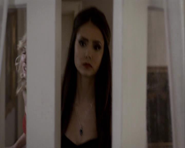 VampireDiariesWorld-dot-org_Seizoen2-DVDExtras-HerOwnWorstEnemy_ElenaKatherineandNina0025.jpg