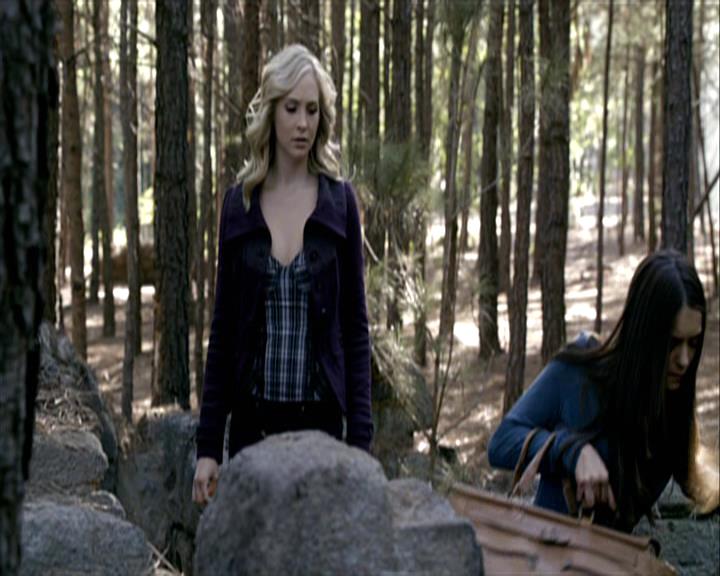 VampireDiariesWorld-dot-org_Seizoen2-DVDExtras-HerOwnWorstEnemy_ElenaKatherineandNina0100.jpg