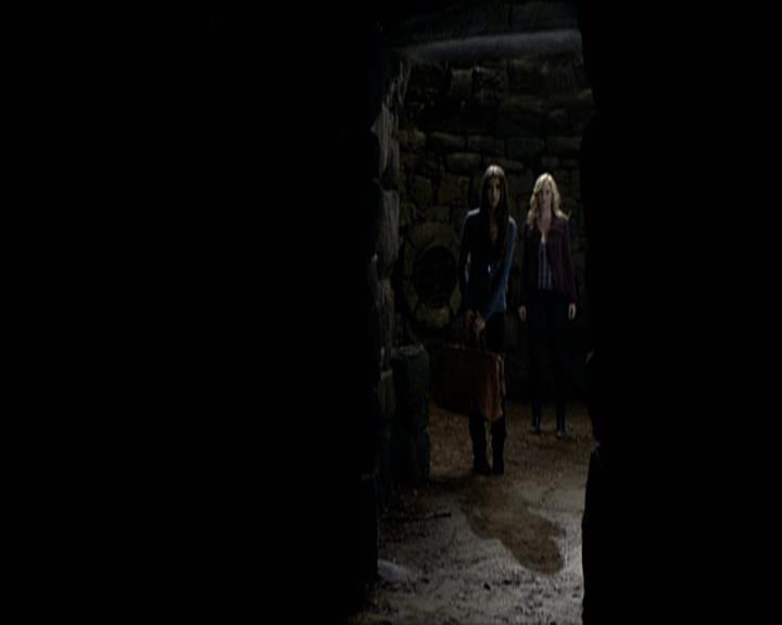 VampireDiariesWorld-dot-org_Seizoen2-DVDExtras-HerOwnWorstEnemy_ElenaKatherineandNina0118.jpg