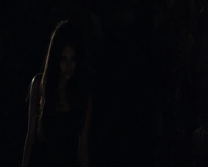 VampireDiariesWorld-dot-org_Seizoen2-DVDExtras-HerOwnWorstEnemy_ElenaKatherineandNina0120.jpg