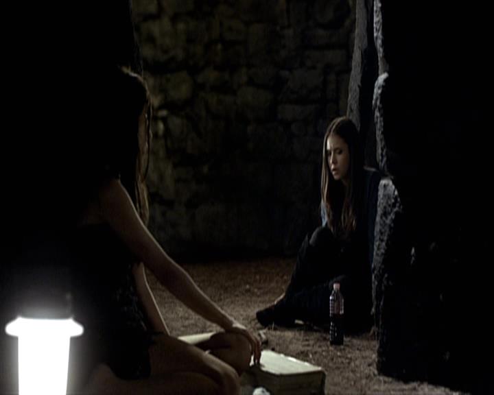 VampireDiariesWorld-dot-org_Seizoen2-DVDExtras-HerOwnWorstEnemy_ElenaKatherineandNina0202.jpg