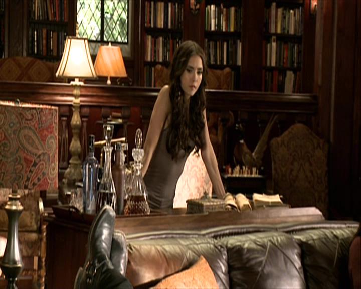 VampireDiariesWorld-dot-org_Seizoen2-DVDExtras-HerOwnWorstEnemy_ElenaKatherineandNina0423.jpg