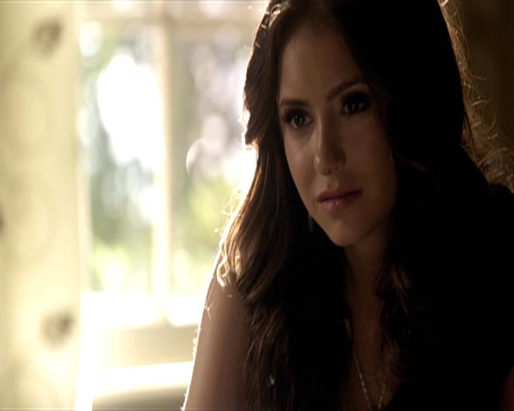 VampireDiariesWorld-dot-org_Seizoen2-DVDExtras-HerOwnWorstEnemy_ElenaKatherineandNina0460.jpg