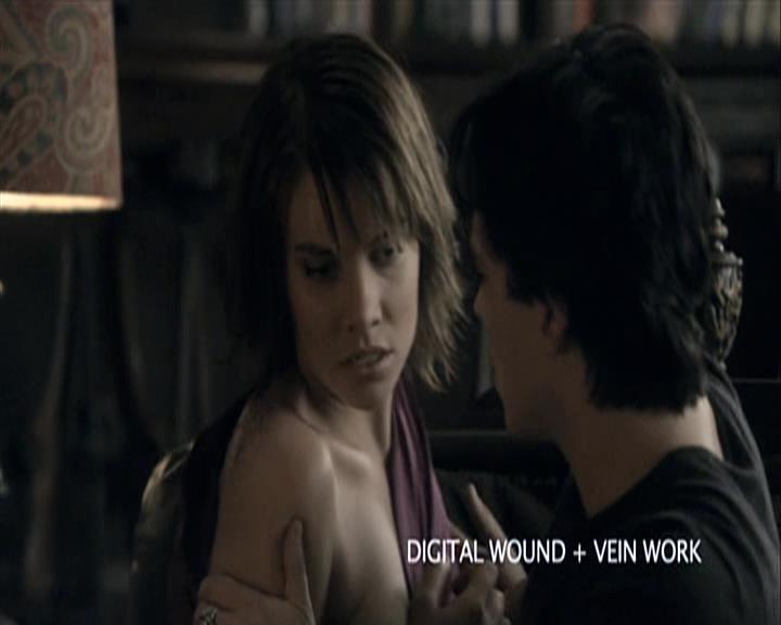 VampireDiariesWorld-dot-org_Seizoen2-DVDExtras-PagesOfTheWolf-BuildingTheBeast0186.jpg