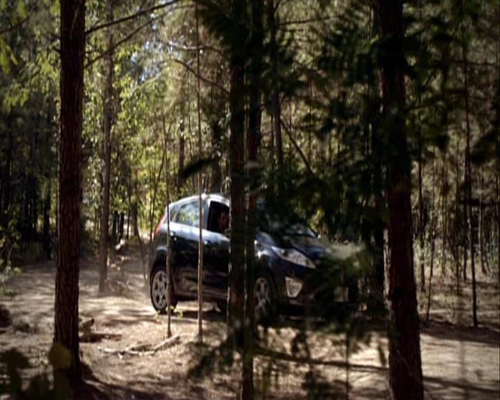 VampireDiariesWorld-dot-org_Seizoen2-DVDExtras-PagesOfTheWolf-HowlingAtTheMoon0053.jpg
