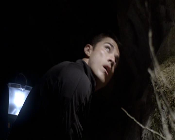 VampireDiariesWorld-dot-org_Seizoen2-DVDExtras-PagesOfTheWolf-HowlingAtTheMoon0099.jpg