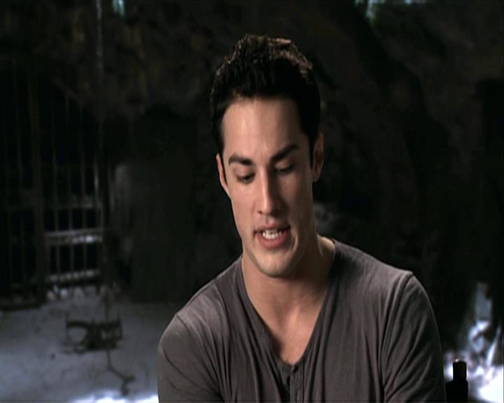 VampireDiariesWorld-dot-org_Seizoen2-DVDExtras-PagesOfTheWolf-HowlingAtTheMoon0108.jpg