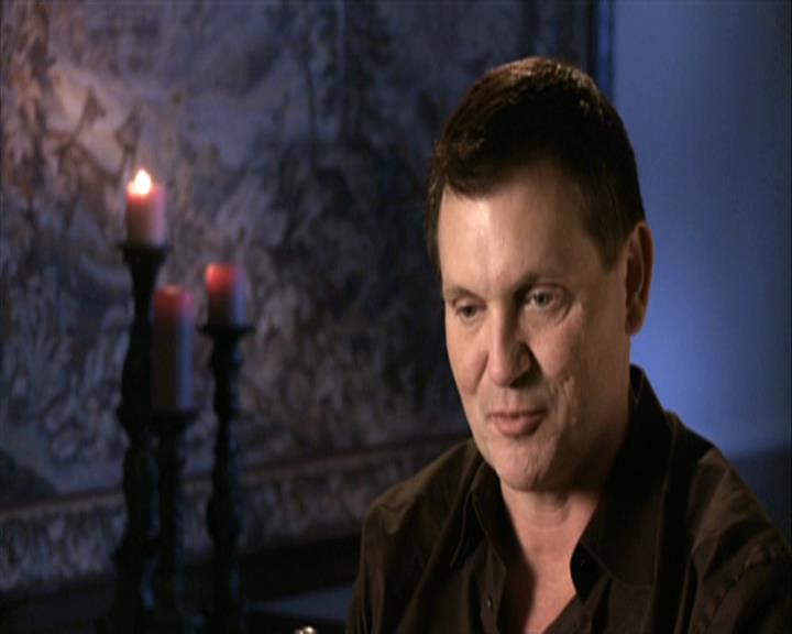 VampireDiariesWorld-dot-org_Seizoen2-DVDExtras-PagesOfTheWolf-HowlingAtTheMoon0301.jpg