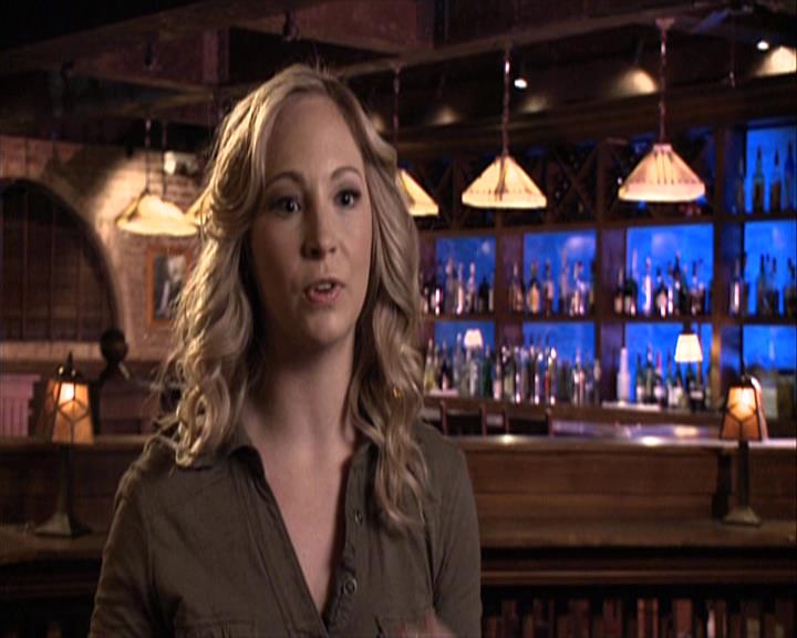 VampireDiariesWorld-dot-org_Seizoen2-DVDExtras-PagesOfTheWolf-HowlingAtTheMoon0310.jpg