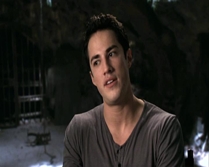 VampireDiariesWorld-dot-org_Seizoen2-DVDExtras-PagesOfTheWolf-HowlingAtTheMoon0317.jpg