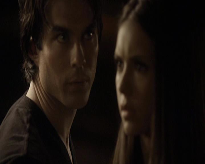 VampireDiariesWorld-dot-org_Seizoen2-DVDExtras-PagesOfTheWolf-TheMythAndTheMystery0046.jpg