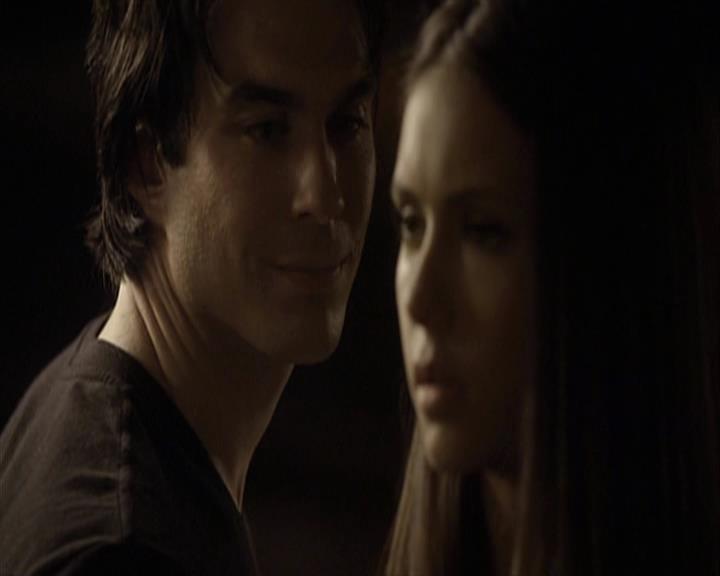 VampireDiariesWorld-dot-org_Seizoen2-DVDExtras-PagesOfTheWolf-TheMythAndTheMystery0047.jpg