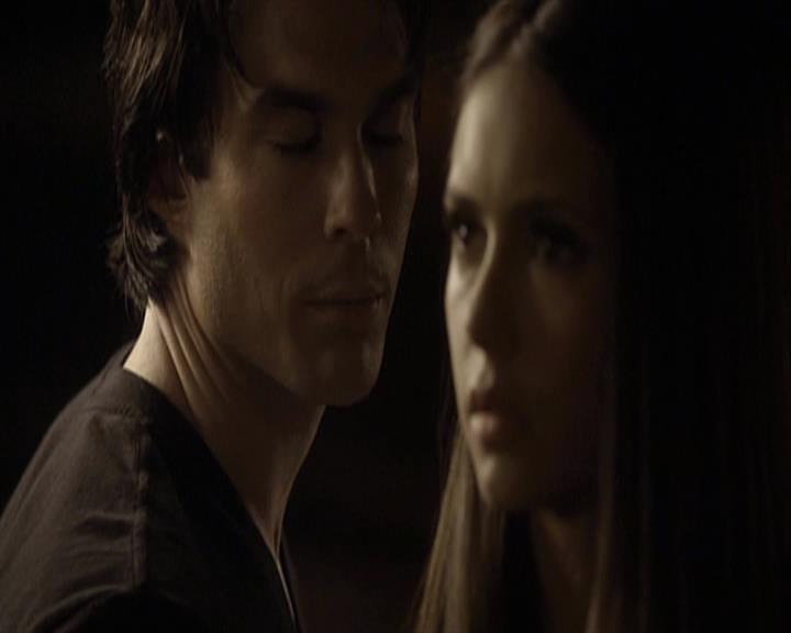 VampireDiariesWorld-dot-org_Seizoen2-DVDExtras-PagesOfTheWolf-TheMythAndTheMystery0048.jpg