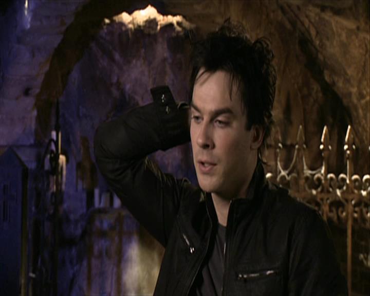 VampireDiariesWorld-dot-org_Seizoen2-DVDExtras-PagesOfTheWolf-TheMythAndTheMystery0079.jpg