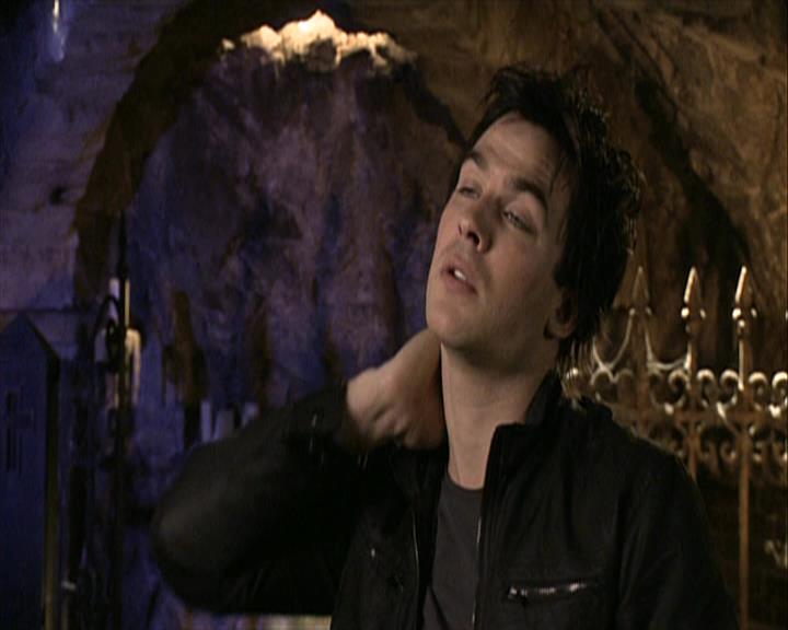 VampireDiariesWorld-dot-org_Seizoen2-DVDExtras-PagesOfTheWolf-TheMythAndTheMystery0081.jpg