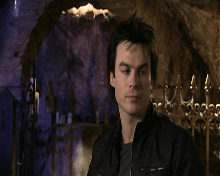 VampireDiariesWorld-dot-org_Seizoen2-DVDExtras-PagesOfTheWolf-TheMythAndTheMystery0084.jpg