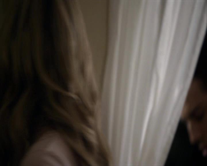 VampireDiariesWorld-dot-org_Seizoen2-DVDExtras-PagesOfTheWolf-TheMythAndTheMystery0096.jpg