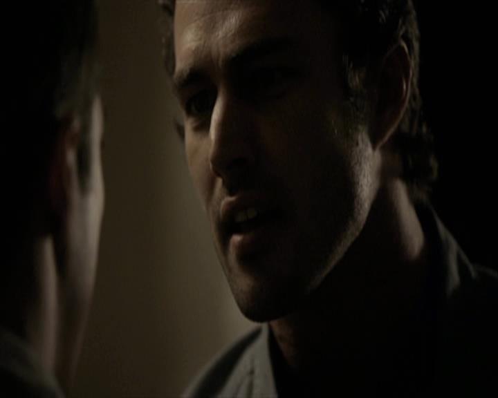 VampireDiariesWorld-dot-org_Seizoen2-DVDExtras-PagesOfTheWolf-TheMythAndTheMystery0138.jpg