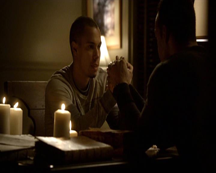 VampireDiariesWorld-dot-org_Seizoen2-DVDExtras-PagesOfTheWolf-TheMythAndTheMystery0242.jpg