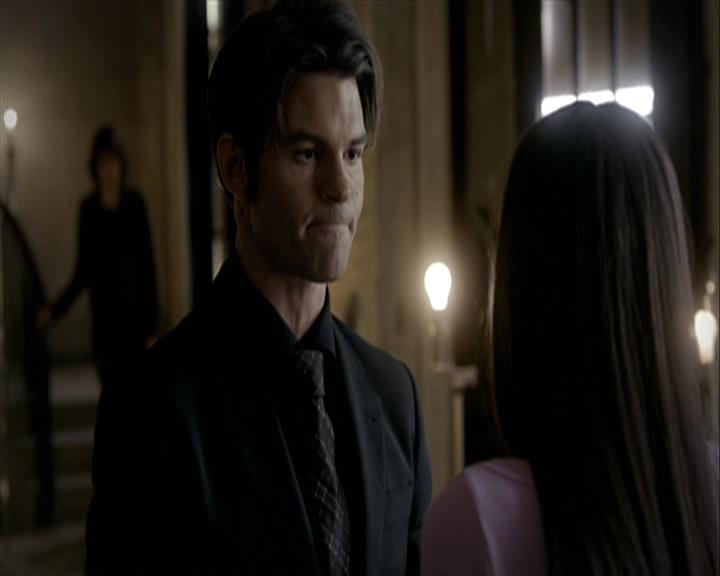 VampireDiariesWorld-dot-org_Seizoen2-DVDExtras-PagesOfTheWolf-TheMythAndTheMystery0243.jpg