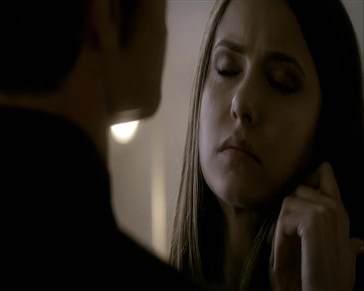 VampireDiariesWorld-dot-org_Seizoen2-DVDExtras-PagesOfTheWolf-TheMythAndTheMystery0247.jpg