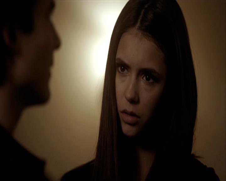 VampireDiariesWorld-dot-org_Seizoen2-DVDExtras-ThePerfectLoveTriangle-VampiresWerewolvesWitches0043.jpg