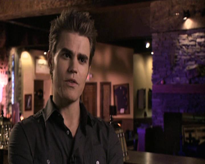VampireDiariesWorld-dot-org_Seizoen2-DVDExtras-ThePerfectLoveTriangle-VampiresWerewolvesWitches0071.jpg